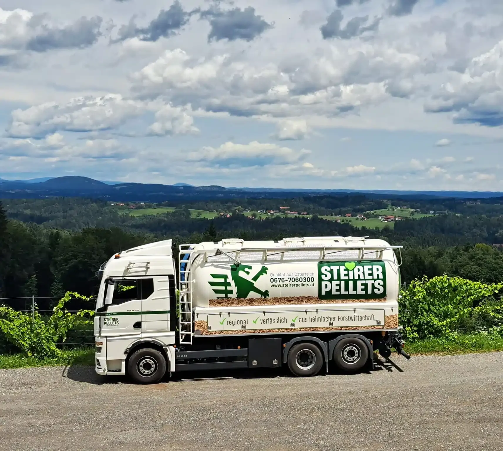 Steirer Pellets Pumpwagen auf der Weinebene in der Steiermark